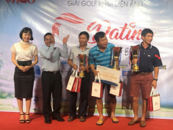 Giám đốc Ba Lô Túi Xách vinh dự trao giải thưởng và quà tặng từ Vutin tại Giải Goft Phim điện ảnh ở Sân Goft Long Thành