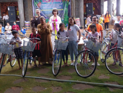 Founder hệ thống BaloTuiXach ủng hộ 10 chiếc xe đạp cho học sinh nghèo hiếu học ở Bình Phước