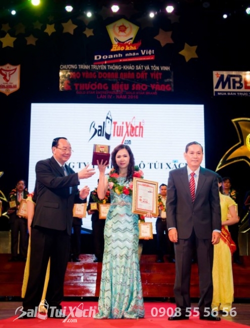 Doanh Nhân Võ Thị Thu Sương nhận bằng khen cho TOP 10 Doanh Nhân Sao Vàng Đất Việt 2016