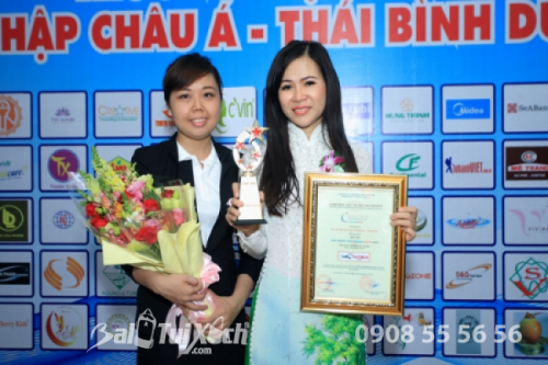 Bà Võ Thu Sương (phải) nhận giải thưởng Top 100 Thương hiệu tiêu biểu hội nhập châu Á - Thái Bình Dương.