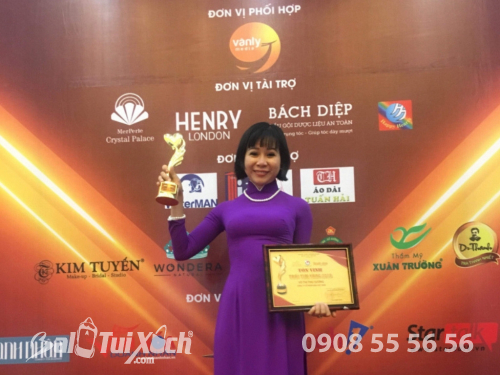 Doanh nhân Thu Sương tại Gala Tôn vinh Phụ nữ quyền năng và nhập cúp Trái Tim Vàng - Giải thưởng người phụ nữ thành đạt Giỏi việc nước Đảm việc nhà