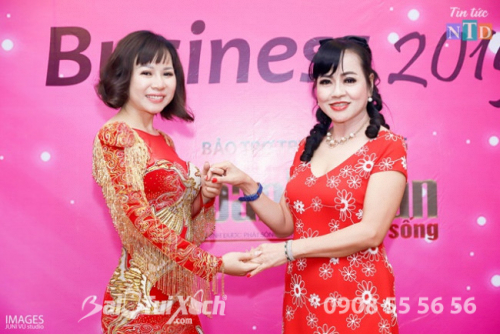 Doanh nhân Thu Sương và doanh nhân Hồng Chính từng là thí sinh của cuộc thi Hoa khôi Doanh nhân 2014. Sau cuộc thi, cả hai trở nên thân thiết và xem nhau như chị em