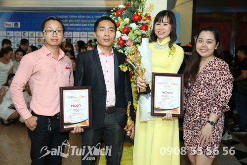Hệ thống BaLoTuiXach nhận giải thưởng Top 10 Thương hiệu Dẫn đầu Việt Nam 2018 (1)