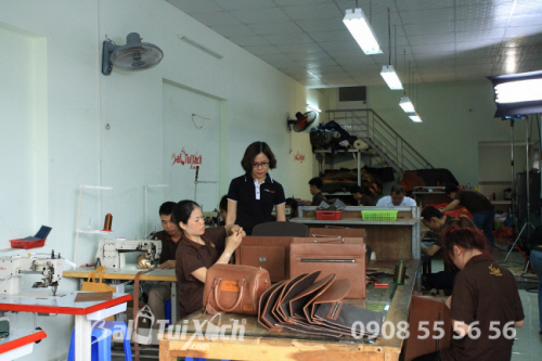 Nữ doanh nhân Thu Sương kiểm tra các công đoạn gia công sản phẩm da tại xưởng