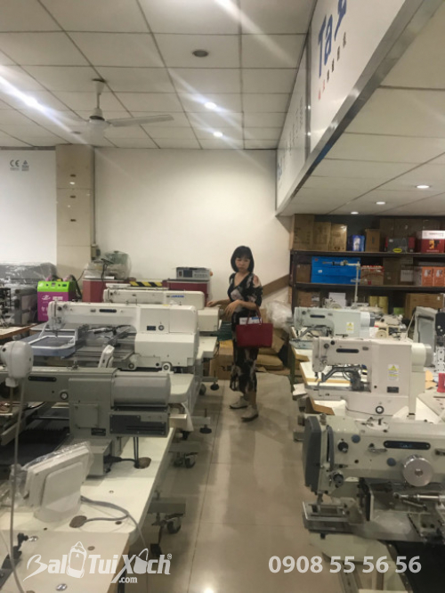 Chủ tịch BaloTuiXach - Doanh nhân Võ Thị Thu Sương chọn mua máy móc ngành may trang bị cho xưởng