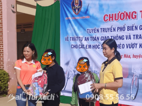 Chủ tịch B&A Việt Nam - BaloTuiXach - bà Võ Thị Thu Sương cùng bà Trương Ngọc Thụy cán bộ cục Cảnh sát Giao thông Đắk Nông trao tặng phần thưởng cho học sinh.