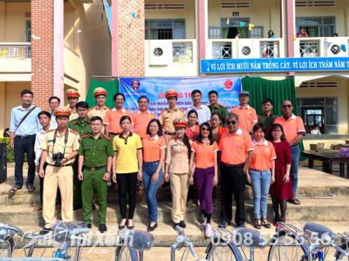 Công ty B&A Việt Nam trao tặng học bổng cho các em học sinh trường THCS Quảng Hoà, huyện Đắk Glong, tỉnh Đắk Nông (2)