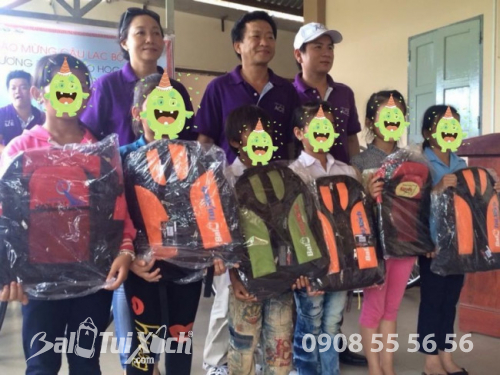 Chương trình thiện nguyện BaloTuiXach tặng balo cho các trẻ em vùng cao - Ảnh: 1