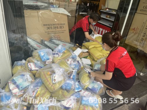 BaloTuiXach ủng hộ 70 phần quà cho bà con bán vé số trong mùa dịch, 620, Huyền Nguyễn, Balo túi xách, 23/06/2021 14:18:04